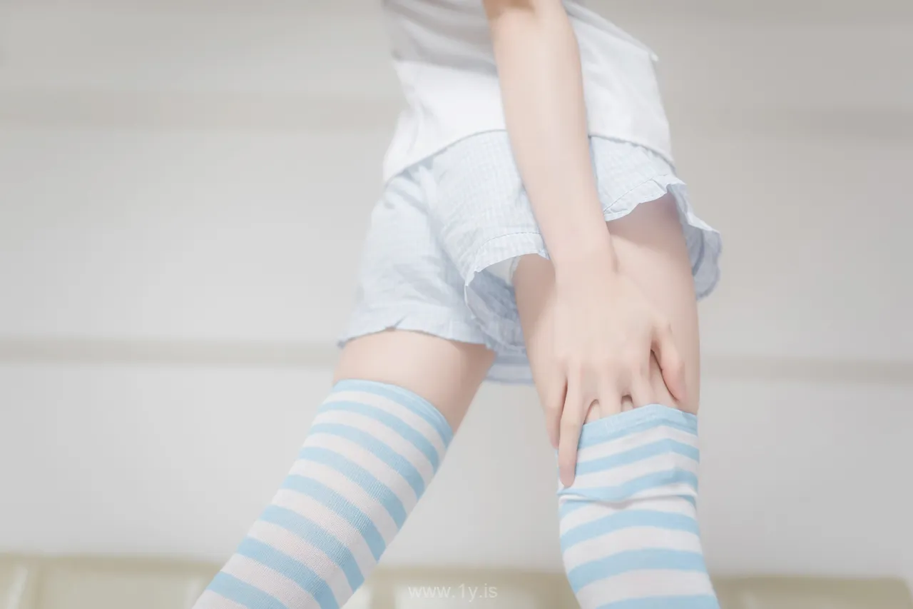 绮太郎 蓝白条纹袜